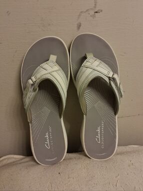 Womens Clarks Cloudsteppers Gray & White Thong Sandals Size 7 M